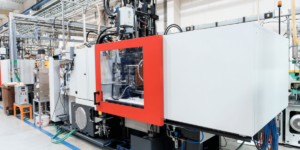 Stampaggio ad iniezione, macchina industriale, produzione plastica, tecnologia avanzata.