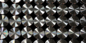 Dischi metallici lucidi, finitura di precisione, riflessi metallici.