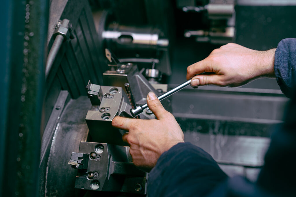 Controllo qualit&agrave;, componente meccanico, lavorazione di precisione, produzione meccanica.