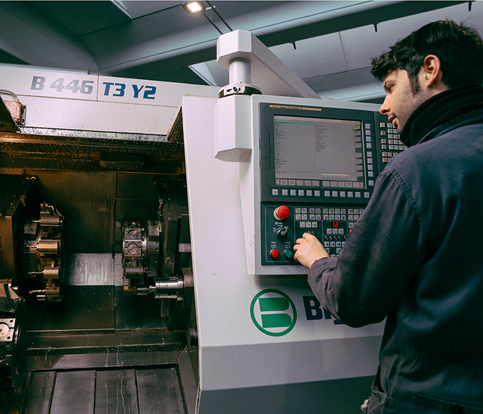 Controllo qualit&agrave;, componente meccanico, lavorazione di precisione, produzione meccanica.