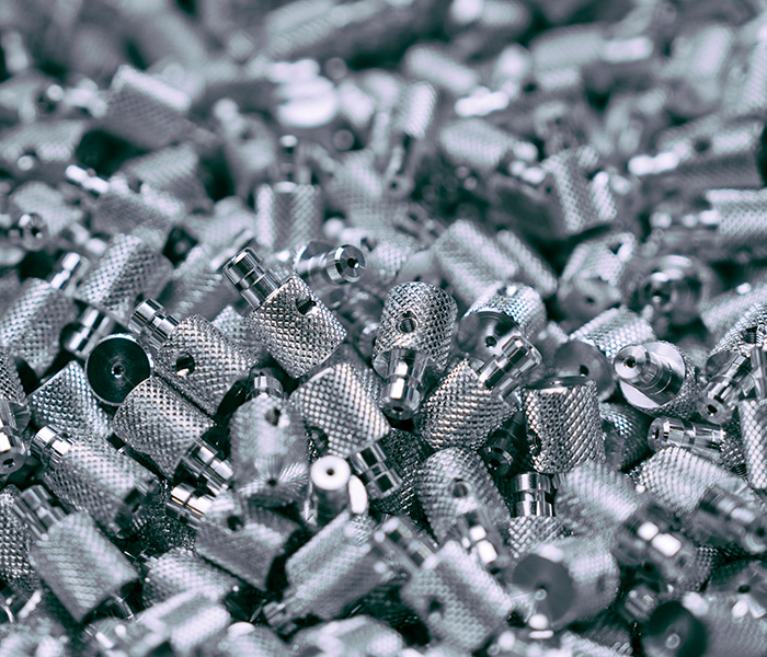 componenti metallici, lavorazione di precisione, produzione industriale, pezzi meccanici, tecnologia di lavorazione.