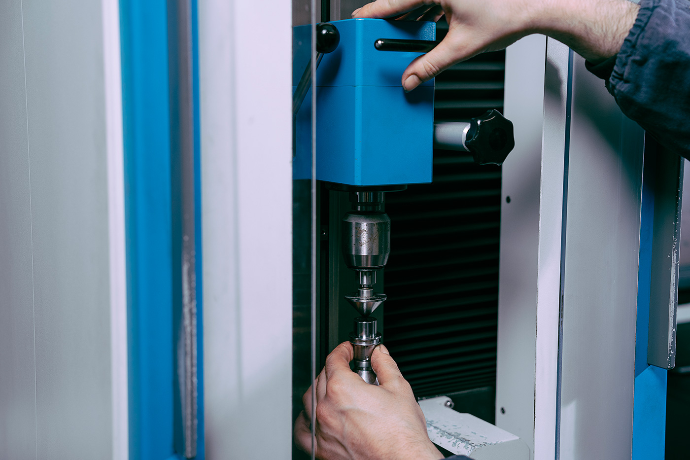 Controllo qualit&agrave;, componente meccanico, lavorazione di precisione, produzione meccanica.