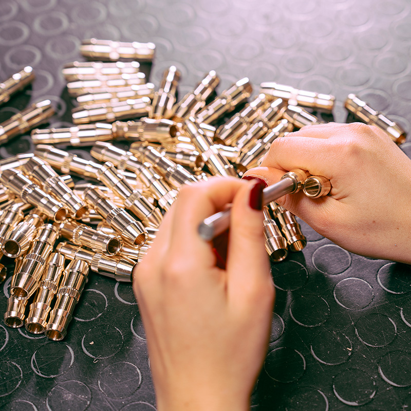 controllo qualit&agrave; minuterie, ispezione manuale, minuterie metalliche ottone, lavorazione artigianale.