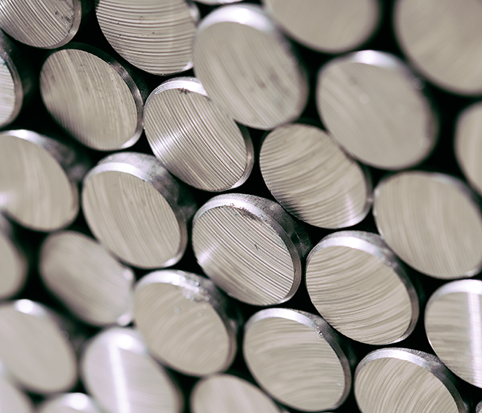 Dischi metallici lucidi, finitura di precisione, riflessi metallici.