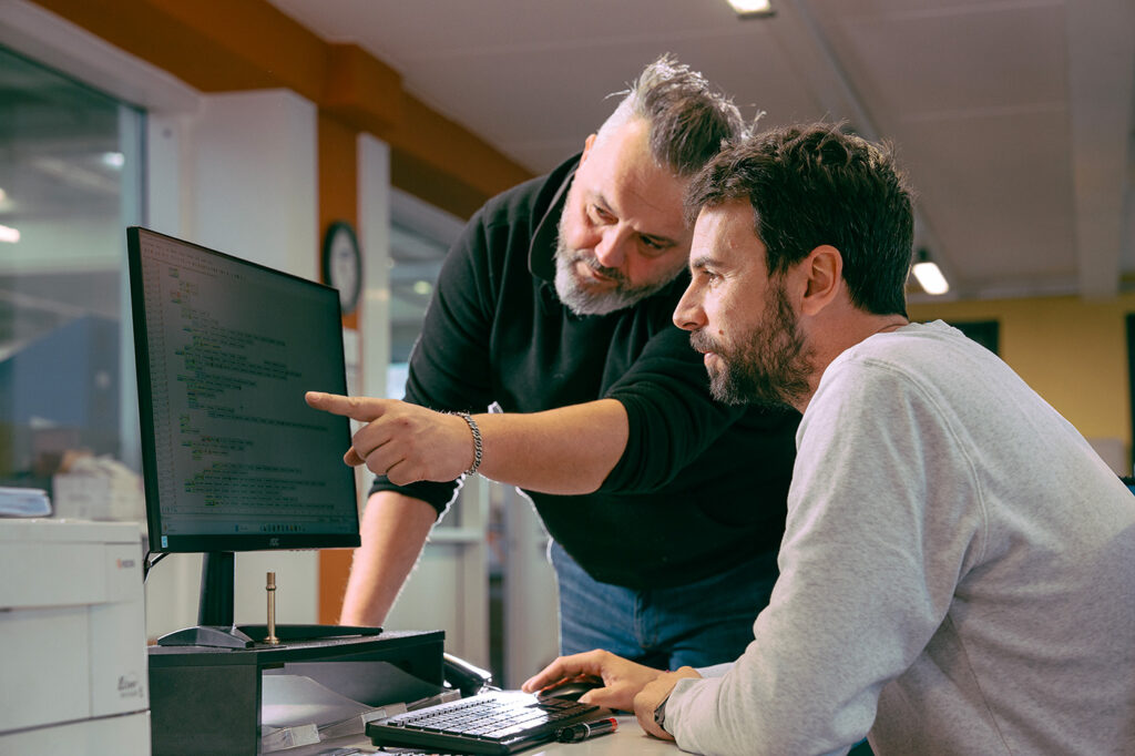 collaboratori software, sviluppo di codice, analisi IT, lavoro di squadra tecnico, programmazione.