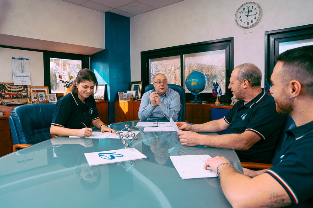 riunione aziendale, lavoro di squadra, discussione professionale, team aziendale.